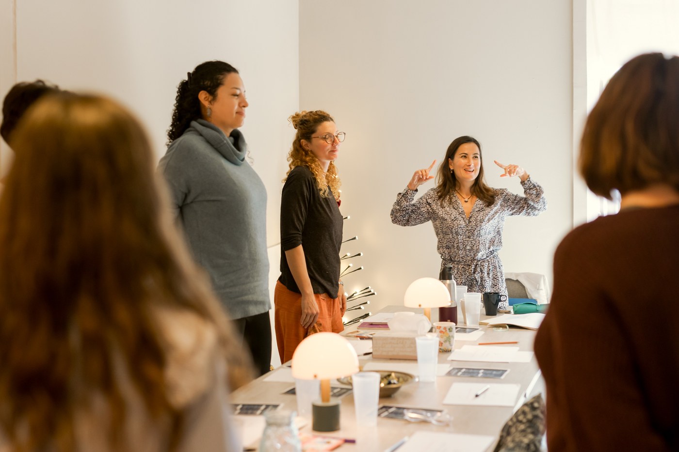 Laura facilitando un grupo en taller