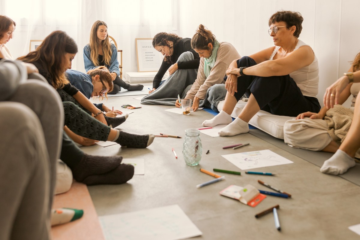 Círculo de mujeres en un taller, en silencio